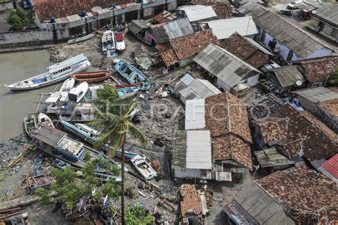 DAMPAK TSUNAMI SELAT SUNDA DI ANYER ANTARA Foto