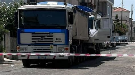 LECCE OPERAIO MUORE SCHIACCIATO TRA DUE CAMION