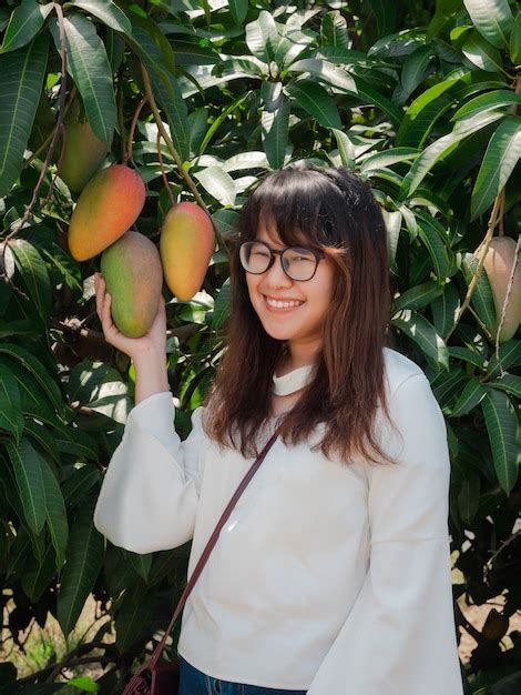 Feliz Mujer Asi Tica Con Anteojos Recogiendo Mango Arco Iris Fresco O