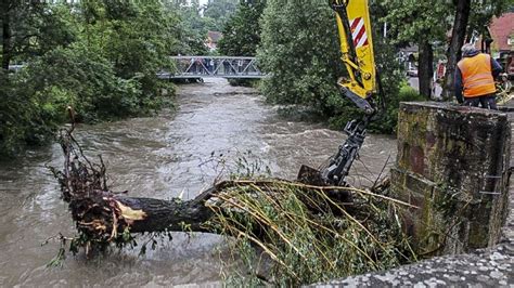 Schwierige Hochwasser Bergung In Weil Der Stadt Bagger Hievt Weide