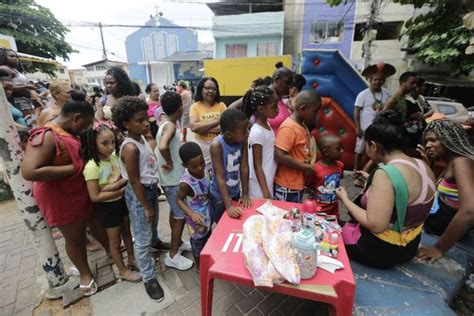 Jornal Correio A O Social Entrega Brinquedos E Promove