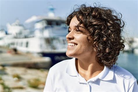 Jovencita Latina Sonriendo Feliz Parado En La Playa Foto De Archivo