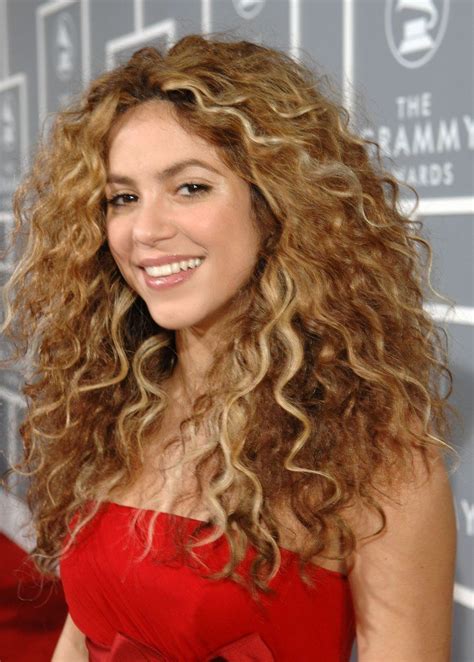 Shakiras Hair Popsugar Beauty Shakira Hair Curly Hair Styles Shakira Hair Color