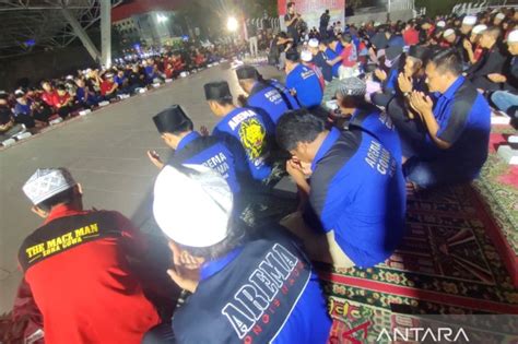 Suporter Di Makassar Doa Bersama Tragedi Kanjuruhan Malang Antara News