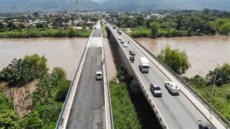 As De Renovado E Imponente Luce El Puente La Democracia Tras