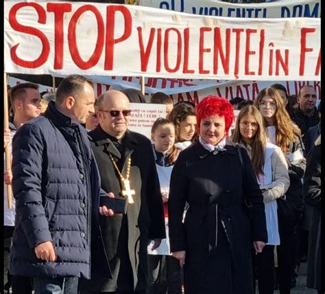 PREOȚI ȘI TINERI DE LA PAROHII AU PARTICIPAT LA MARȘUL CONTRA VIOLENȚEI