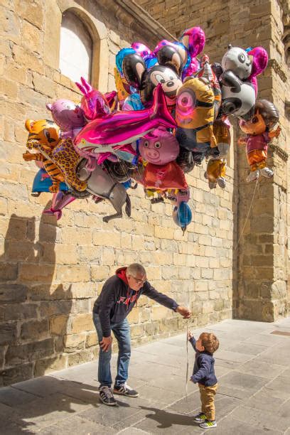 Penjual Balon Foto Foto Foto Stok Potret And Gambar Bebas Royalti Istock