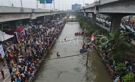 LOMBA JALAN DI ATAS BAMBU SAMBUT HUT KEMERDEKAAN RI ANTARA Foto