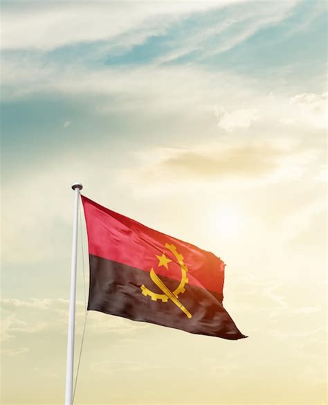 Bandeira Nacional De Angola Acenando No Lindo Céu Foto Premium