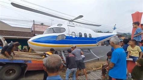 Viral Helikopter Parkir Di Tengah Jalan Kagetkan Pengendara Dan Warga