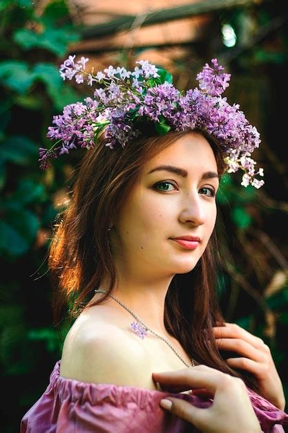 Retrato De Una Joven Hermosa Mujer Vestida De Rosa En Un Jardín De Primavera Con Lilas Fondo De