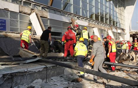 Pamje Nga Vendi Ku Vdiqën 14 Persona Në Novi Sad Pas Shembjes Së Një