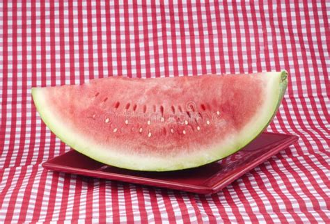 Rote Und Gelbe Wassermelonen In Saftigen Scheiben Auf Hellrosa