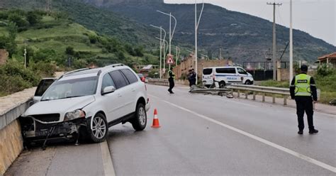 Makina del nga rruga dhe përplaset me barrierat mbrojtëse në Pogradec