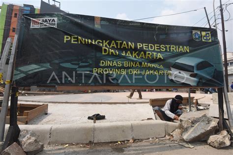 TARGET PEMBANGUNAN TROTOAR JAKARTA ANTARA Foto