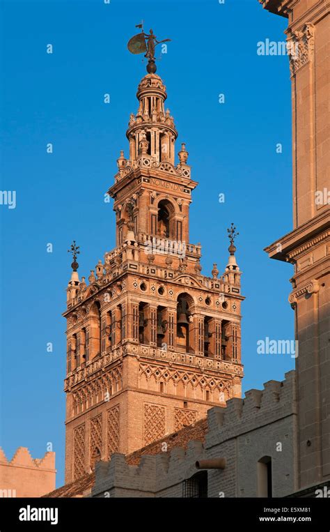 Cattedrale Di Siviglia E Campanile Minareto Della Giralda Immagini E