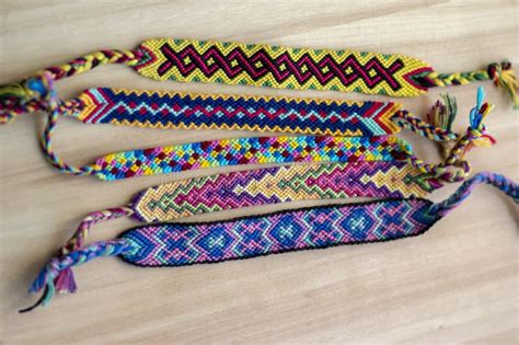 Cinco Pulseras Tejidas Naturales Coloridas Hechas En Casa Hechas A Mano