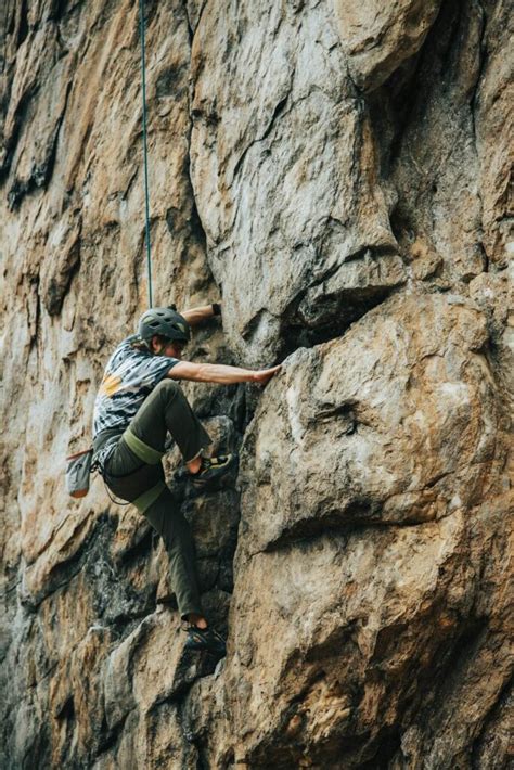 Lead Climbing Clipping Techniques: A Comprehensive Guide - Discover Altai