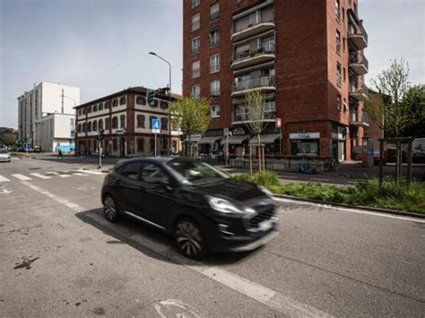 Incidente Milano Viale Monza Pedone Investito Da Un Auto Mentre