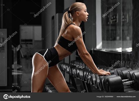 Sexy Entraînement Fille Sportive Dans Salle Gym Femme Fitness Faisant — Photo De Stock Par