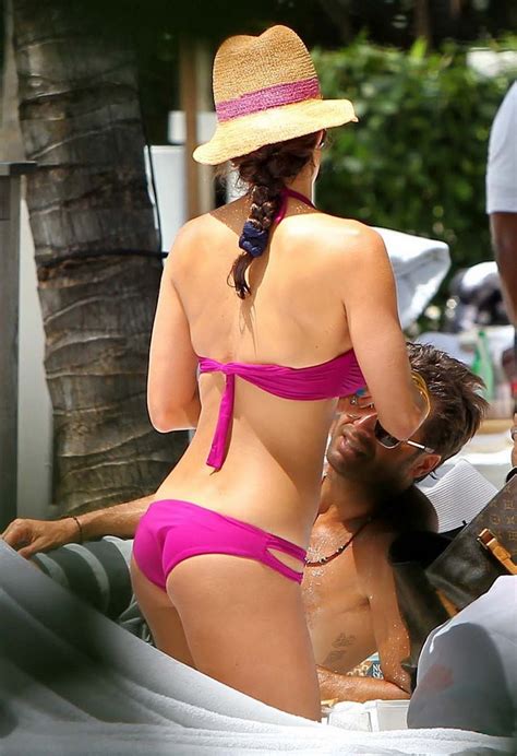 Busty Babe Brooke Burke Showing Her Juicy Ass In Purple Bikini Poolside In Miami Porn Pictures