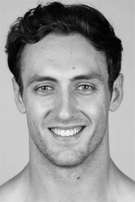 Cara De Feliz Hombre Joven Sin Camisa Sonriendo En Blanco Y Negro