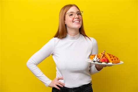 Mulher Jovem Ruiva Segurando Waffles Isolados Em Fundo Amarelo Posando