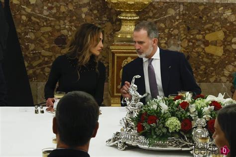 Rania De Jordania Y Felipe Vi Hablando En El Almuerzo A Los Reyes De