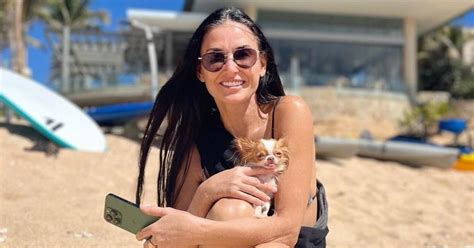 En vacances en famille Demi Moore dévoile sa silhouette tonique dans un bikini léopard