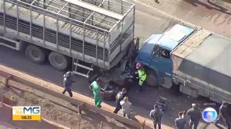 Vídeo Carro é prensado entre carretas em São Joaquim de Bicas Bom