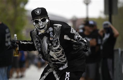 Raiders Fans Have Flashbacks At Los Angeles Memorial Coliseum Las