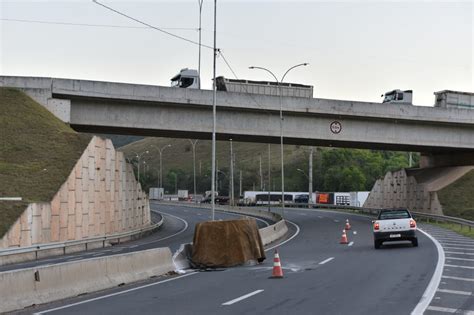 A Gazeta Acidente Em Viana Bobina De A O Se Desprende De Carreta E