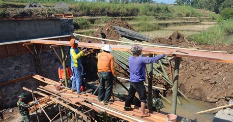 Lembah Lawu Pemasangan Papan Pengecoran Jembatan Tmmd