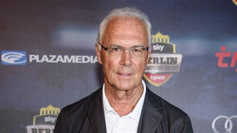 Fans trauern um Fußball Legende Franz Beckenbauer 78