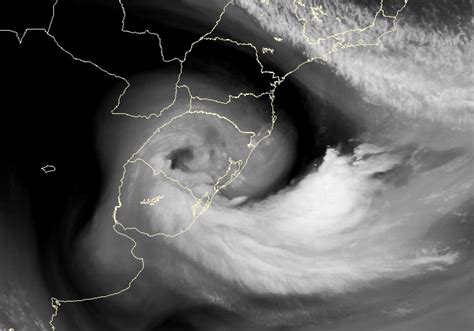 Ciclone Extratropical Sobre O Rio Grande Do Sul Formou Um Olho