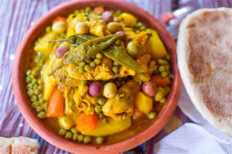 Prepara Tajine De Pollo Y Especias El Plato Típico De Marruecos