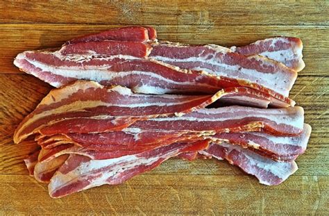 Все о беконе: как делают популярный мясной деликатес