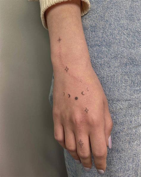 Tatuaje de estrella minimalista diseños que te ayudarán a inspirarte