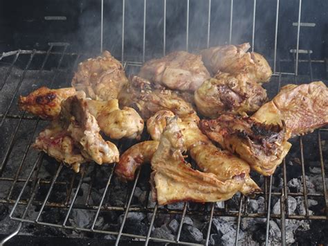 Prato Caseiro Frango Do Campo Assado Na Brasa Chips De Batata E