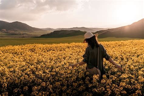 Mujer Pensativa Caminando Entre Flores En El Campo Concepto De