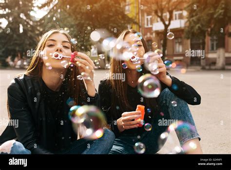 Youg Women Banque De Photographies Et Dimages à Haute Résolution Alamy