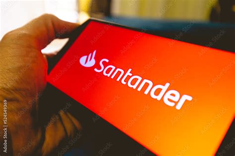 Banco Santander Um Homem Segurando A M O Um Telefone Celular A