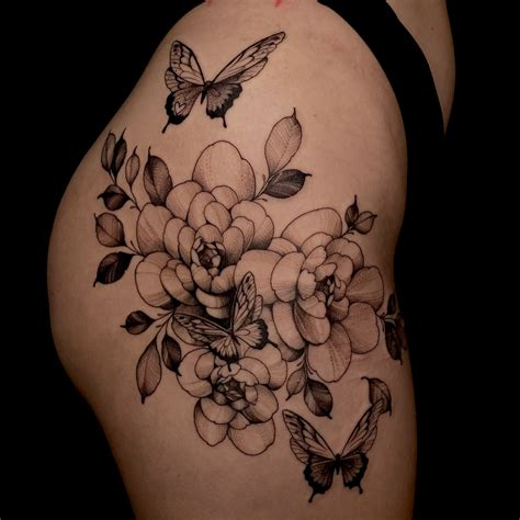 Tatuaże na biodro Dirty Lust Tattoo Warszawa studio tatuażu