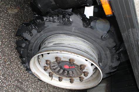 Gefahrgut LKW Mit Defektem Reifen Aus Dem Verkehr Gezogen Wir Im