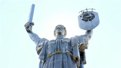 Ucrania Retira La Hoz Y El Martillo Sovi Ticos De La Estatua M S Famosa