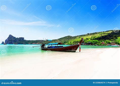 Thai Tradicional Barco De Cola Larga De Madera Y Hermosa Playa De Arena