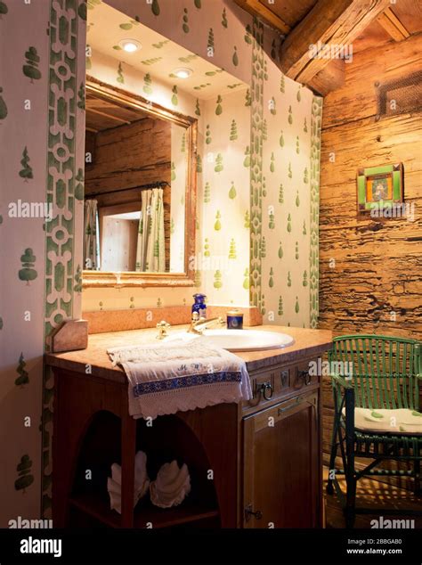 Badezimmer in alten Bauernhaus aus Holz mit Holz Tramen grünen Stuhl