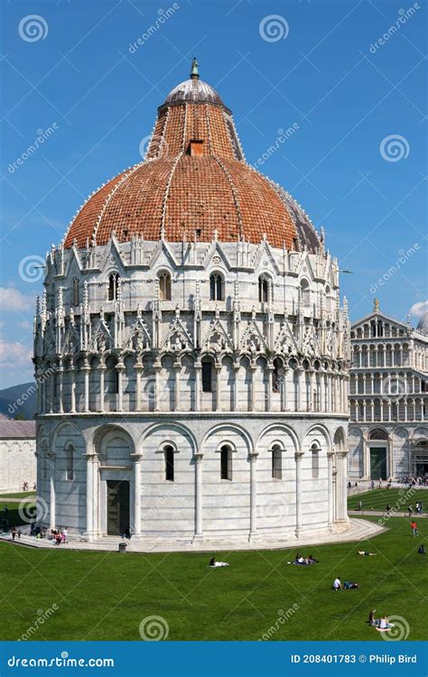 Vista Exterior Del Baptisterio En Pisa Tuscany Italia El De Abril De