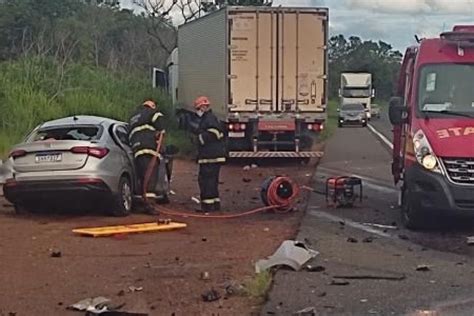 Midianews Crian A E Dois Adultos Morrem Em Batida Entre Carro E Caminh O