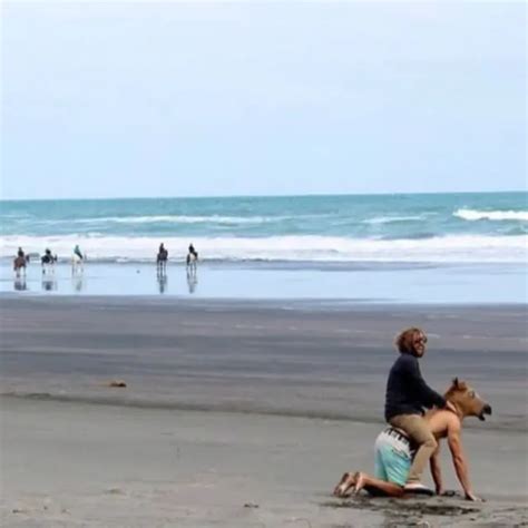 6 Tingkah Konyol Santai Di Pantai Ini Kocak Absurd Banget Hot